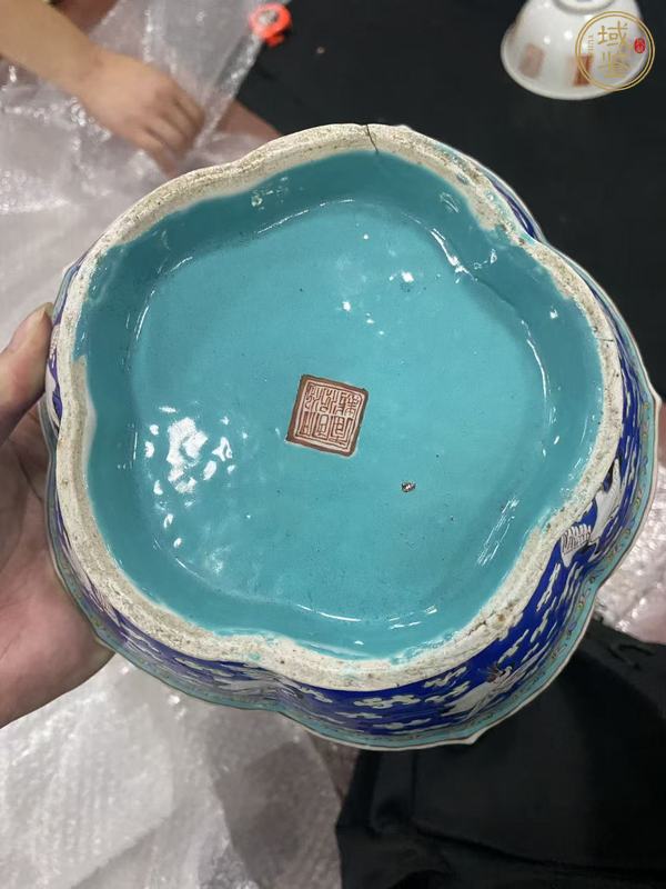 古玩清同治藍(lán)地粉彩瑞鶴紋貢碗真品鑒賞圖