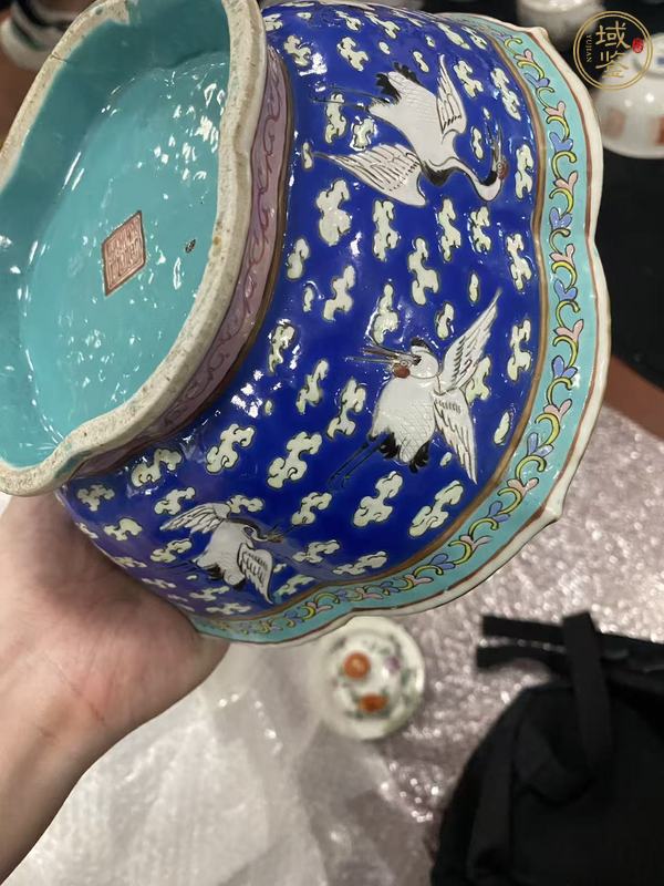 古玩陶瓷清同治藍地粉彩瑞鶴紋貢碗真品鑒賞圖