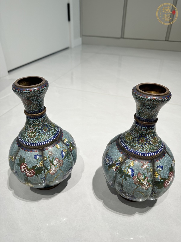 古玩藍地花卉紋景泰藍蒜頭瓶真品鑒賞圖