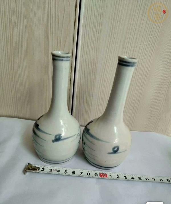 古玩陶瓷清中期青花山水長頸瓶真品鑒賞圖