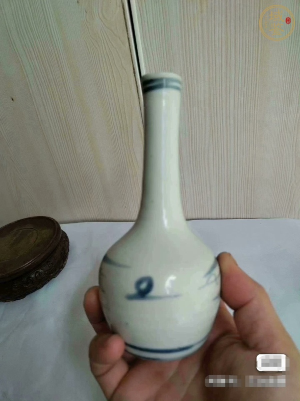 古玩陶瓷清中期青花山水長頸瓶真品鑒賞圖