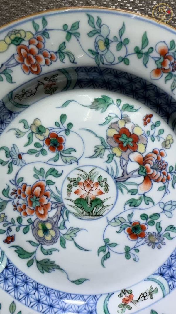 古玩陶瓷斗彩盤真品鑒賞圖