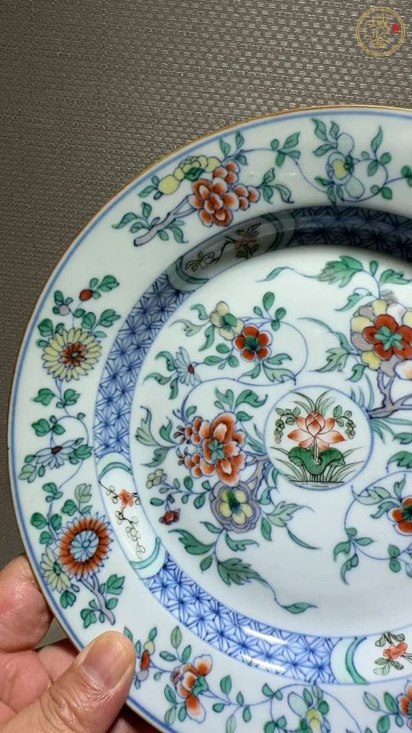 古玩陶瓷斗彩盤真品鑒賞圖