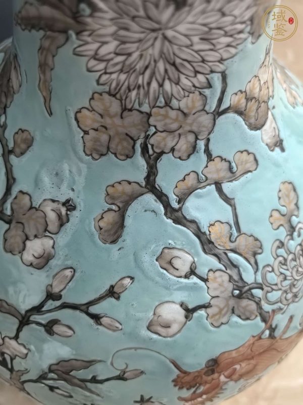 古玩陶瓷花間龍紋綠松石釉地墨彩天球瓶真品鑒賞圖