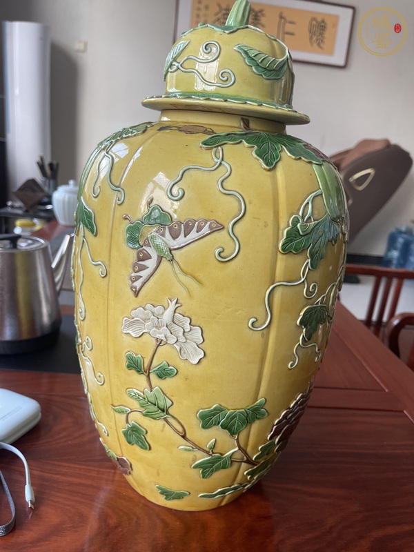 古玩陶瓷瓜蝶連綿瓜棱蓋罐真品鑒賞圖