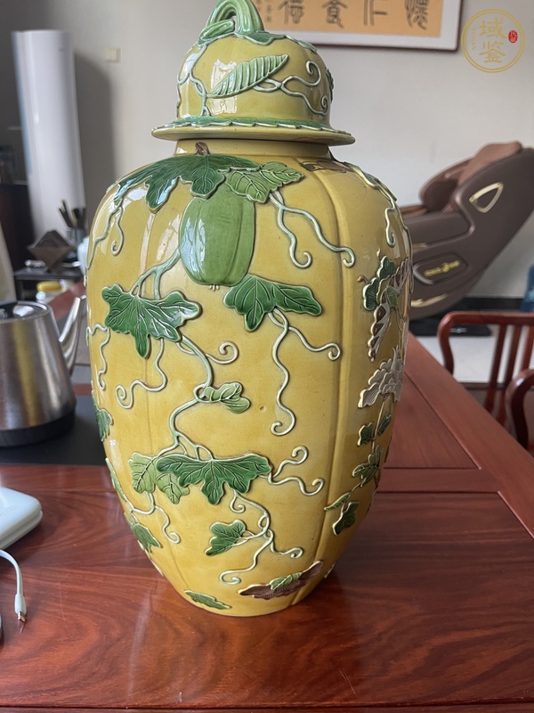 古玩陶瓷瓜蝶連綿瓜棱蓋罐真品鑒賞圖