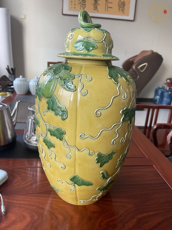古玩陶瓷瓜蝶連綿瓜棱蓋罐真品鑒賞圖