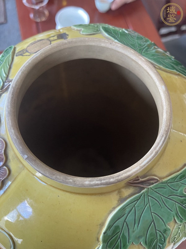 古玩陶瓷瓜蝶連綿瓜棱蓋罐真品鑒賞圖