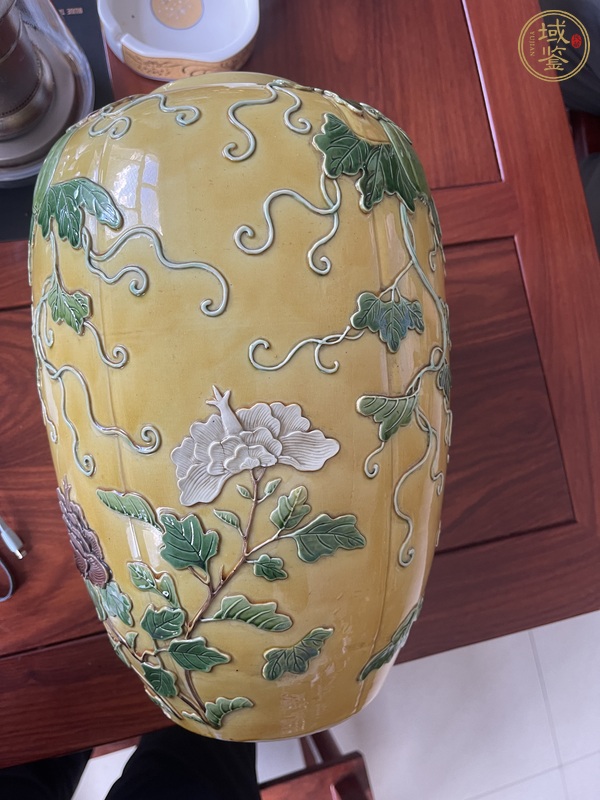 古玩陶瓷瓜蝶連綿瓜棱蓋罐真品鑒賞圖