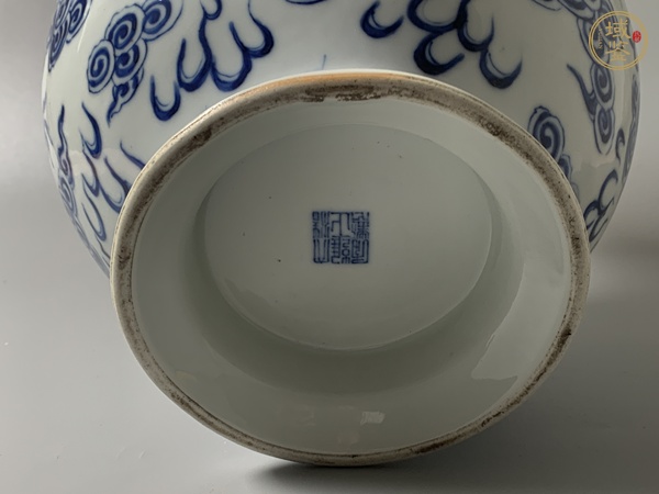 古玩陶瓷清末民初·青花雙龍戲珠紋盤口尊真品鑒賞圖