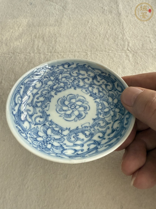 古玩陶瓷花卉紋青花盤真品鑒賞圖