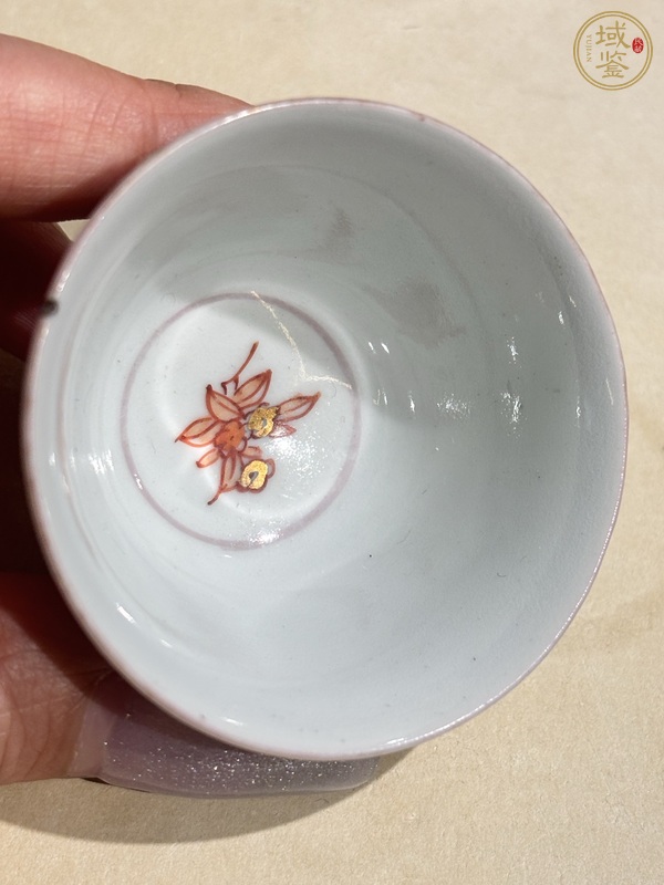 古玩陶瓷礬紅描金花卉紋杯真品鑒賞圖