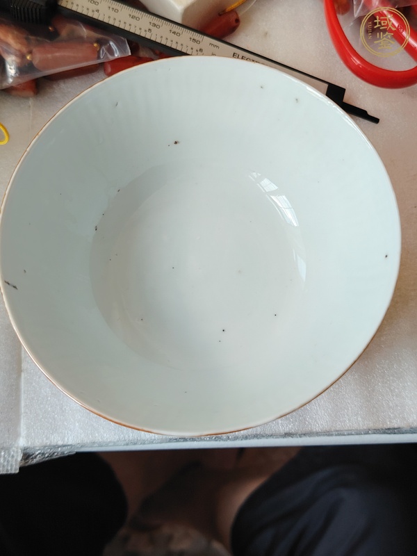 古玩陶瓷紫金釉開光彩繪花卉紋碗真品鑒賞圖