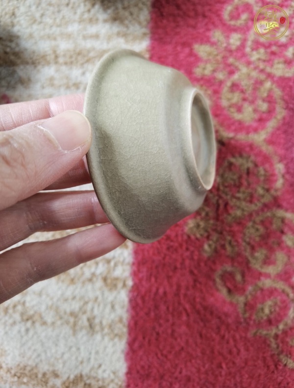 古玩陶瓷龍泉青瓷米黃釉洗真品鑒賞圖