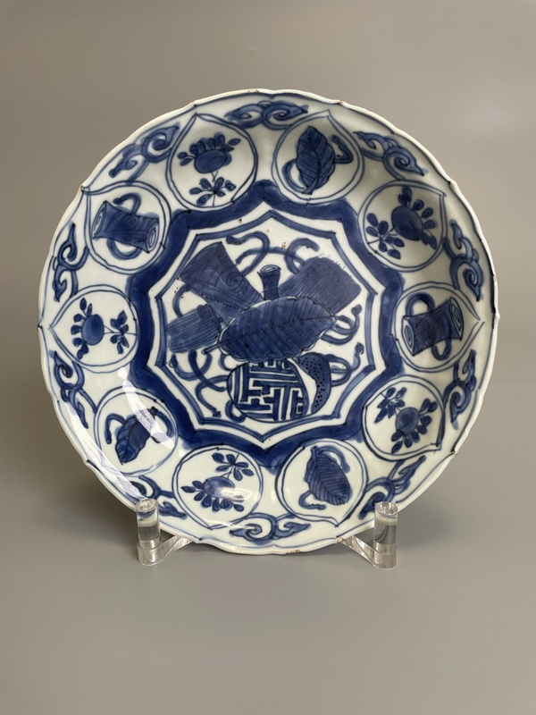 古玩陶瓷明萬歷 青花八寶紋花口盤拍賣,當前價格1900元