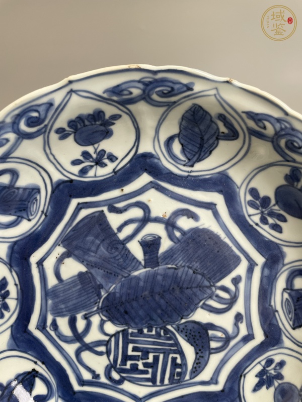 古玩陶瓷青花八寶紋花口盤真品鑒賞圖