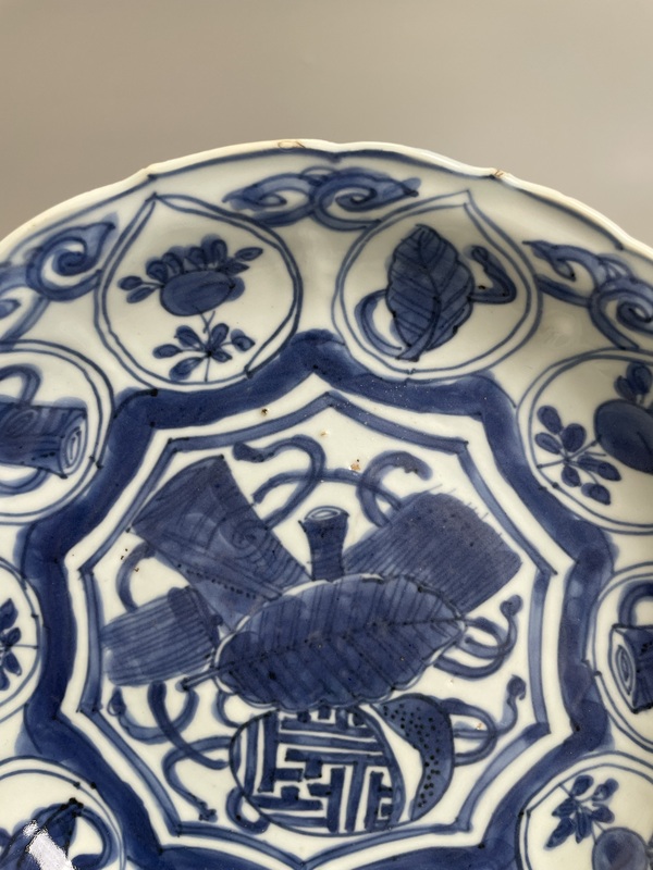 古玩陶瓷明萬歷 青花八寶紋花口盤拍賣,當前價格1900元