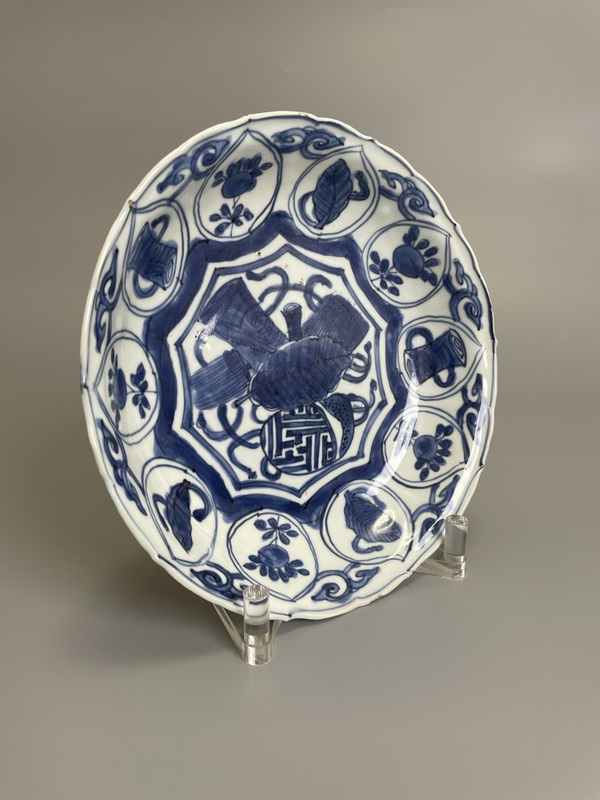 古玩陶瓷明萬歷 青花八寶紋花口盤拍賣,當前價格1900元