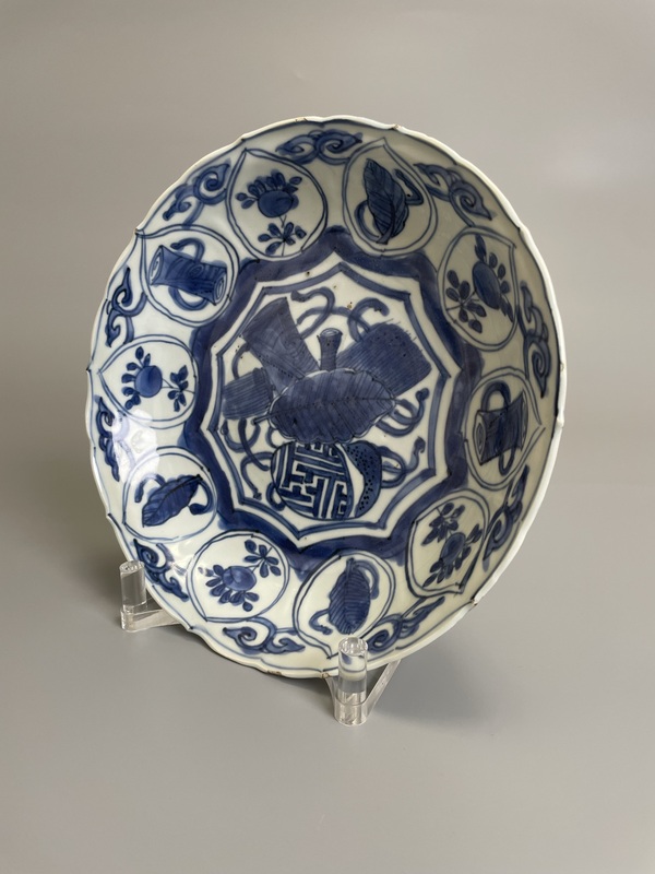 古玩陶瓷明萬歷 青花八寶紋花口盤拍賣,當前價格1900元