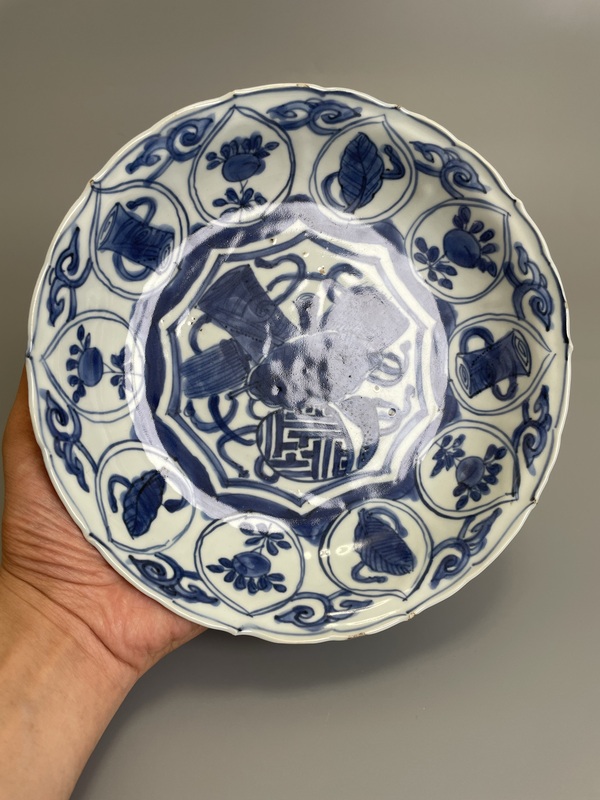 古玩陶瓷明萬歷 青花八寶紋花口盤拍賣,當前價格1900元