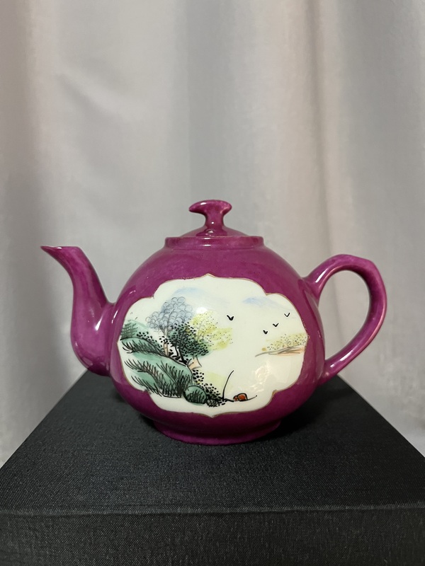 古玩轉(zhuǎn)賣胭脂紅地開光粉彩壺拍賣,當(dāng)前價(jià)格12000元