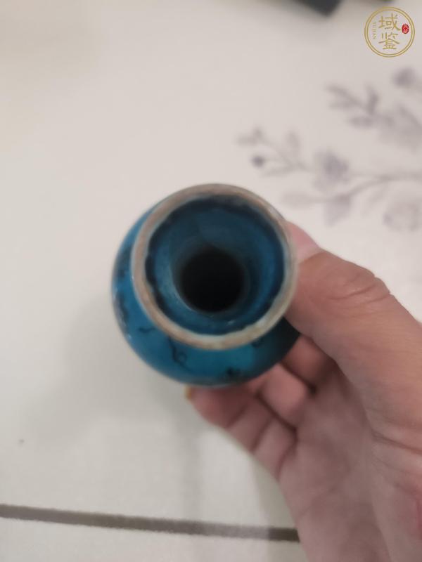 古玩陶瓷孔雀藍(lán)釉山水紋天球瓶真品鑒賞圖