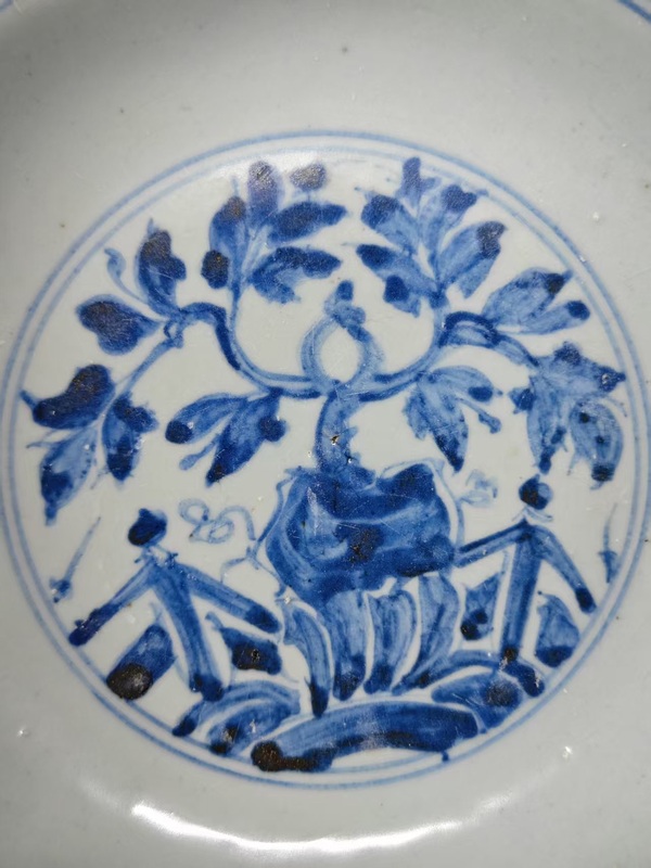 古玩陶瓷明中期青花洞石花卉紋盤拍賣,當(dāng)前價(jià)格1678元