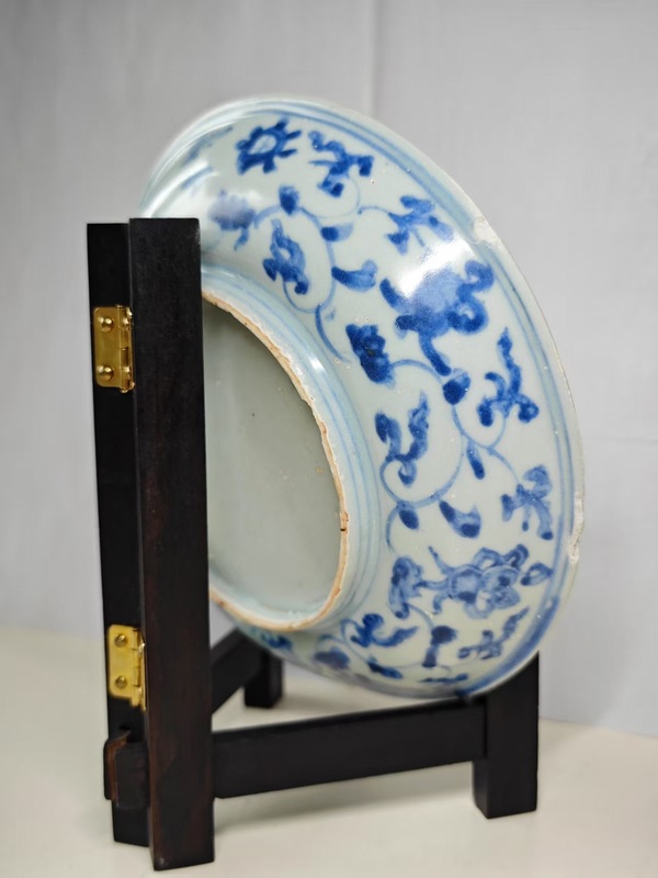 古玩陶瓷明中期青花洞石花卉紋盤拍賣,當(dāng)前價(jià)格1678元