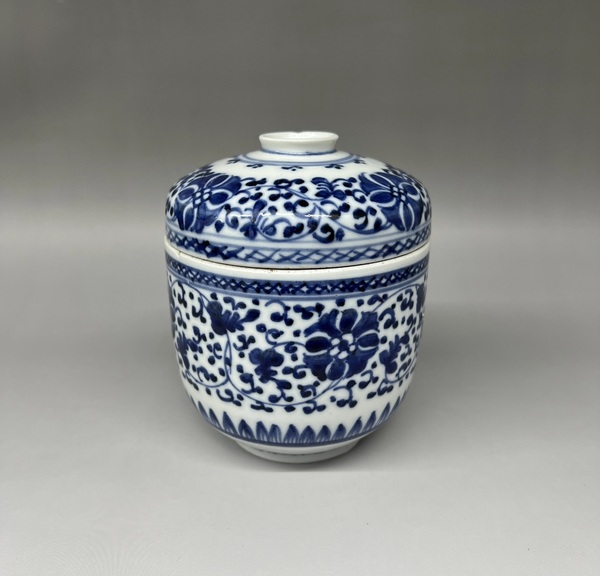 古玩轉(zhuǎn)賣乾隆青花纏枝花卉紋蓋罐拍賣，當(dāng)前價(jià)格1500元