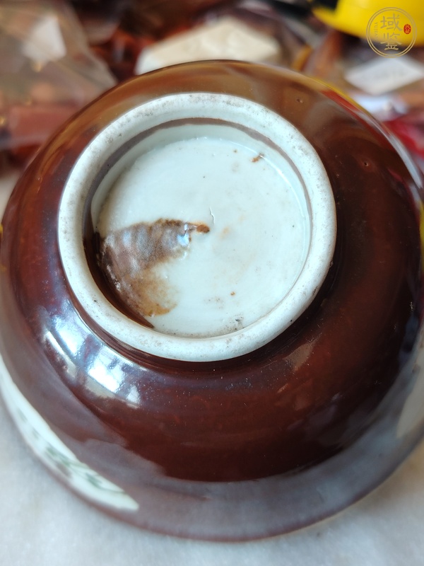 古玩陶瓷紫金釉開光彩繪花卉紋茶碗真品鑒賞圖