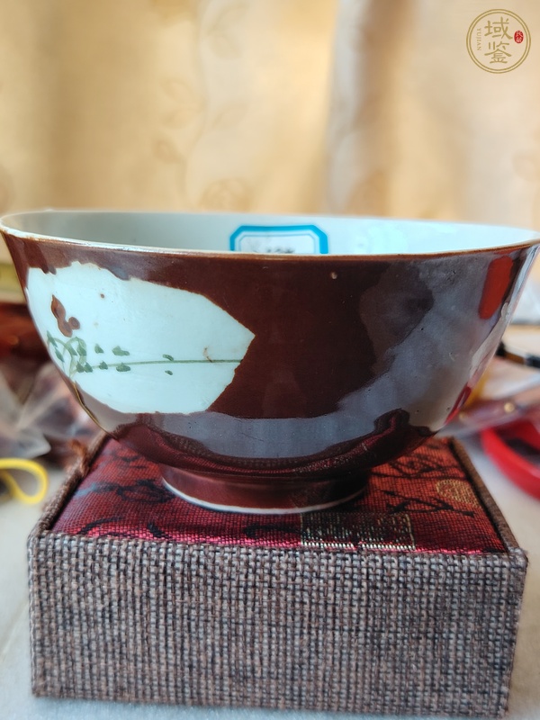古玩陶瓷紫金釉開光彩繪花卉紋茶碗真品鑒賞圖