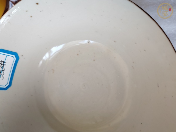 古玩陶瓷紫金釉開光花卉紋茶碗真品鑒賞圖