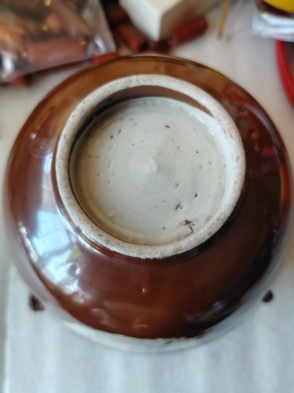 古玩陶瓷紫金釉開光花卉紋茶碗拍賣,當前價格110元