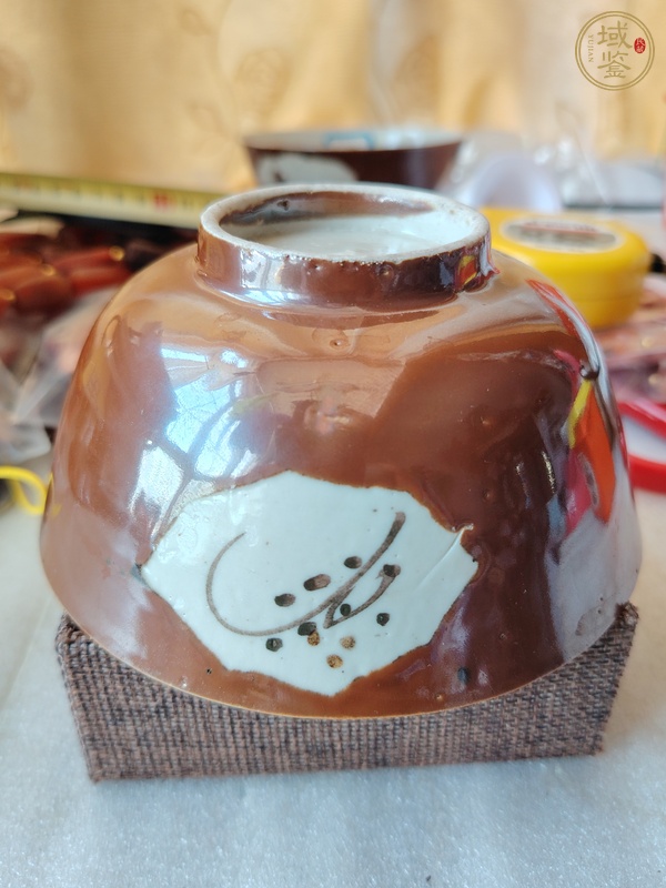 古玩陶瓷紫金釉開光花卉紋茶碗真品鑒賞圖