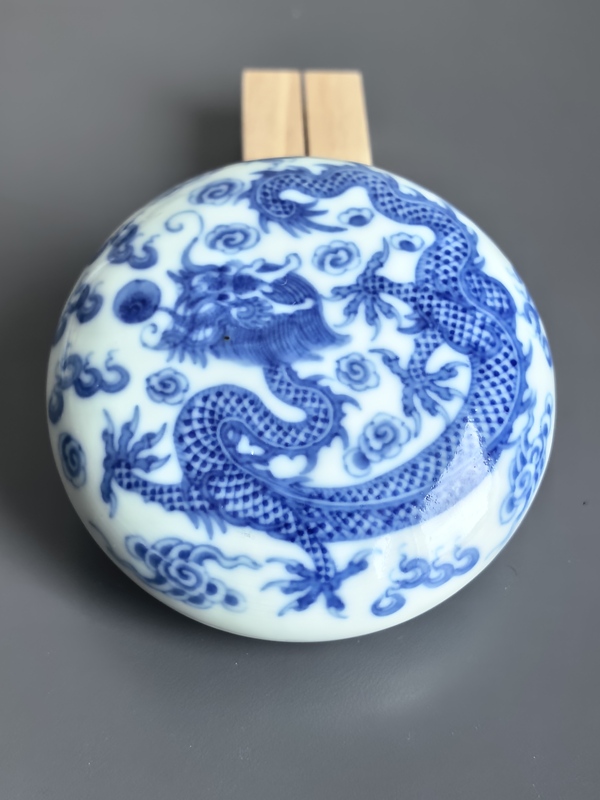 古玩轉賣清末民初青花龍紋印盒拍賣，當前價格0元