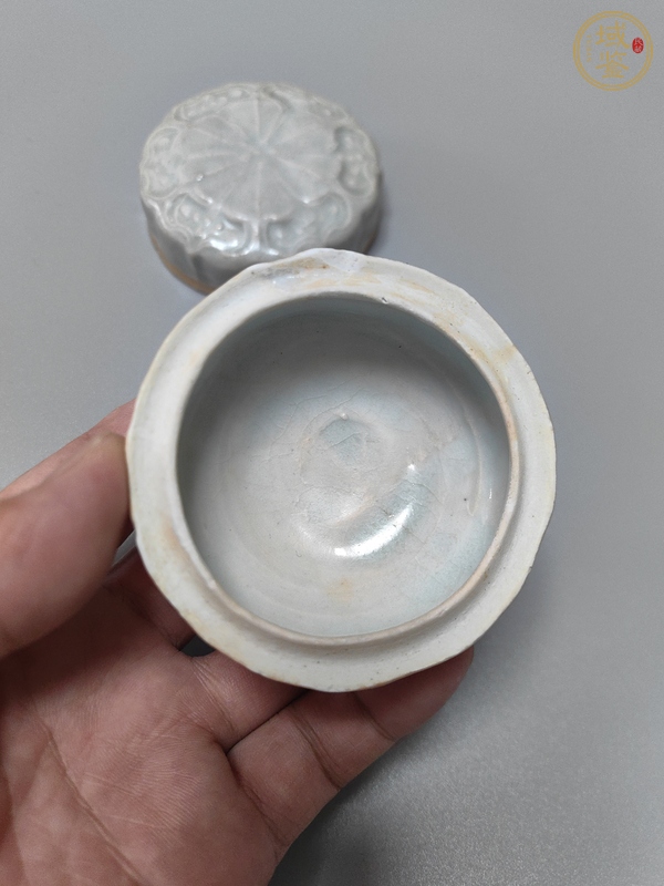 古玩陶瓷青白釉花卉紋粉盒真品鑒賞圖