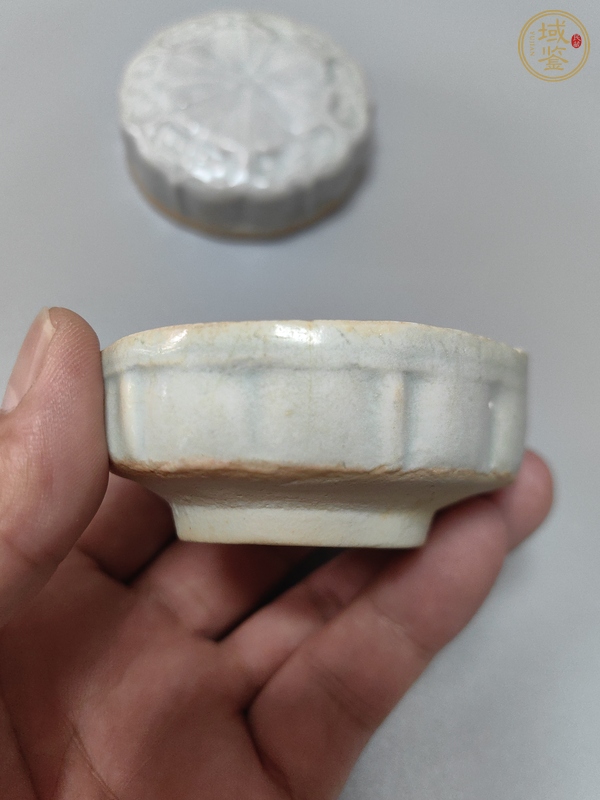 古玩陶瓷青白釉花卉紋粉盒真品鑒賞圖