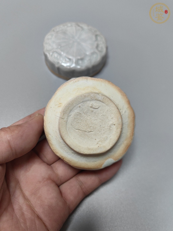 古玩陶瓷青白釉花卉紋粉盒真品鑒賞圖