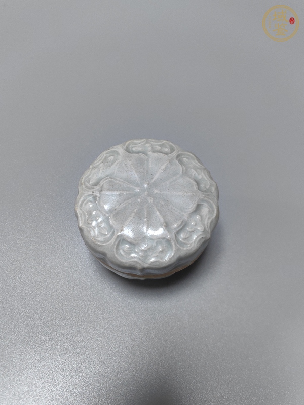 古玩陶瓷青白釉花卉紋粉盒真品鑒賞圖