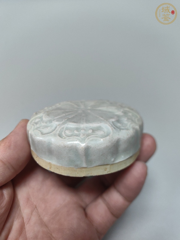 古玩陶瓷青白釉花卉紋粉盒真品鑒賞圖