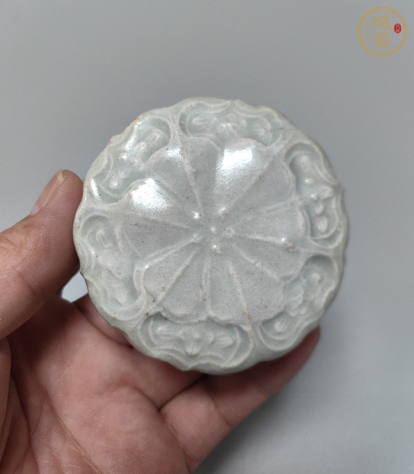 古玩陶瓷青白釉花卉紋粉盒真品鑒賞圖
