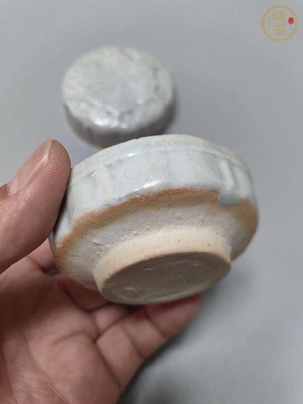 古玩陶瓷青白釉花卉紋粉盒真品鑒賞圖