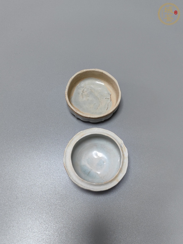 古玩陶瓷青白釉花卉紋粉盒真品鑒賞圖