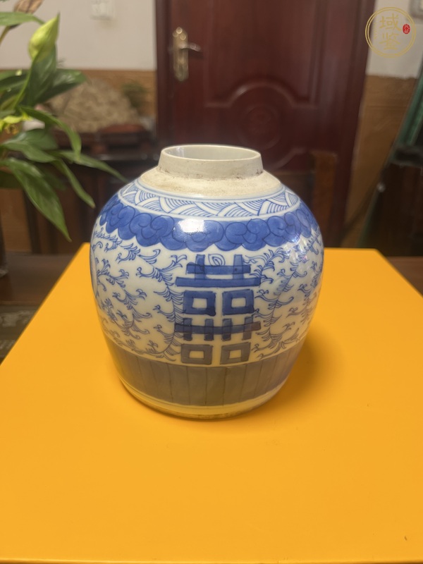 古玩陶瓷纏枝花囍字紋青花罐真品鑒賞圖