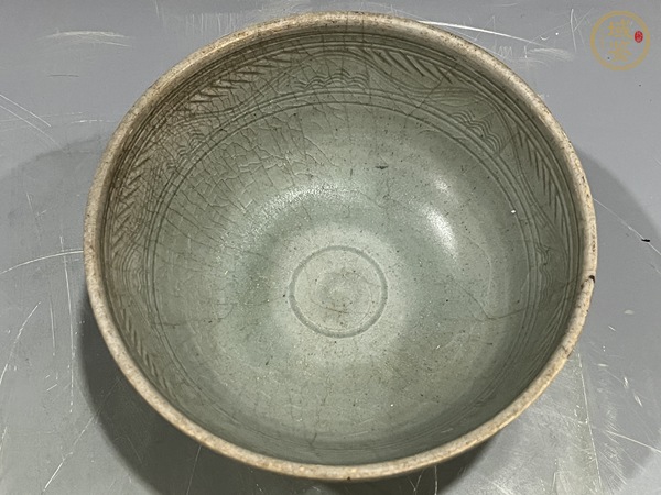 古玩陶瓷龍泉青瓷刻花碗真品鑒賞圖