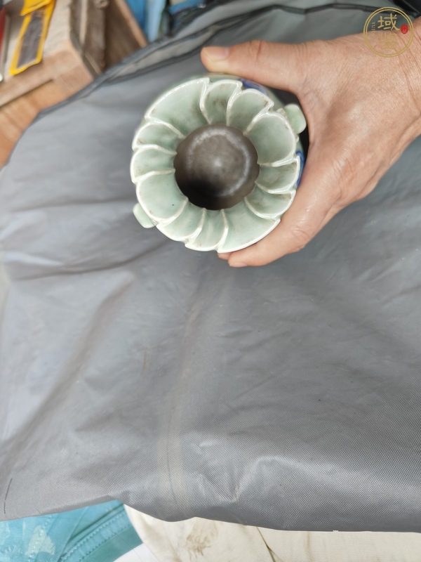 古玩陶瓷豆青釉青花皮球花紋雙耳瓶真品鑒賞圖