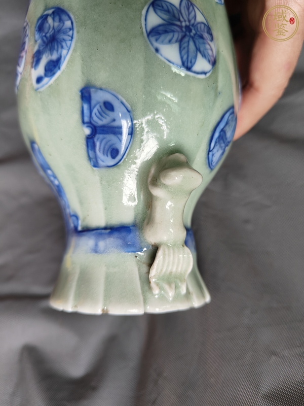 古玩陶瓷豆青釉青花皮球花紋雙耳瓶真品鑒賞圖