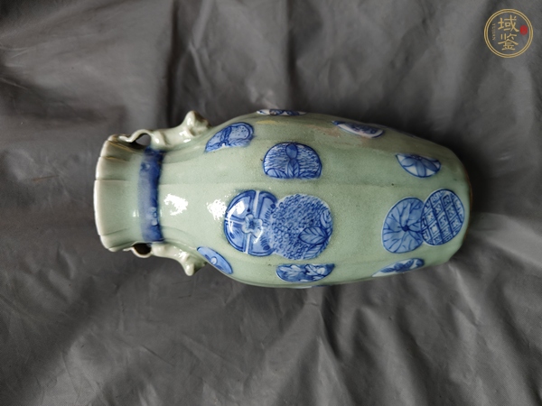 古玩陶瓷豆青釉青花皮球花紋雙耳瓶真品鑒賞圖