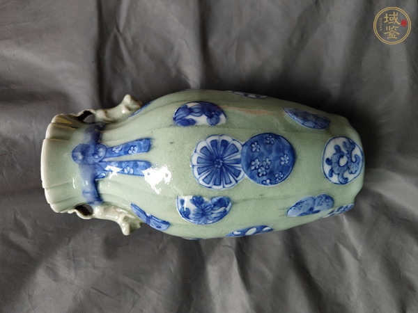 古玩陶瓷豆青釉青花皮球花紋雙耳瓶真品鑒賞圖