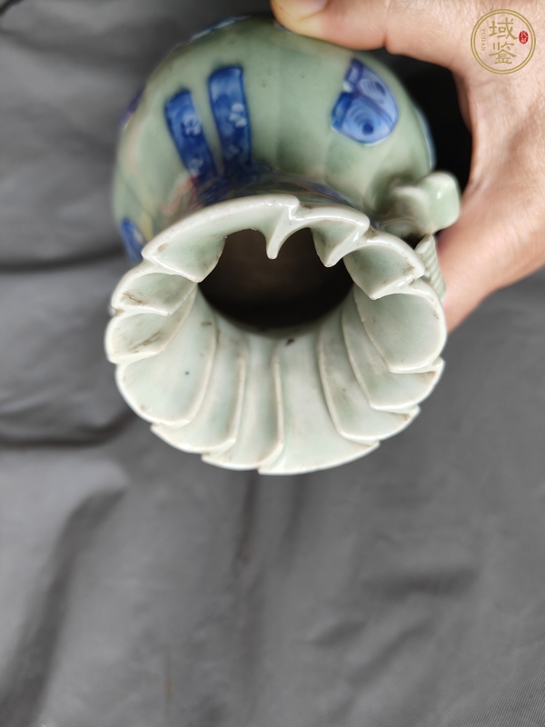 古玩陶瓷豆青釉青花皮球花紋雙耳瓶真品鑒賞圖